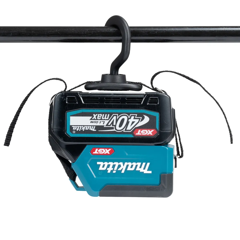 Makita akulamp ML011G ripub konksu otsas, näha on kaks akut ja mustaks värvitud toru.