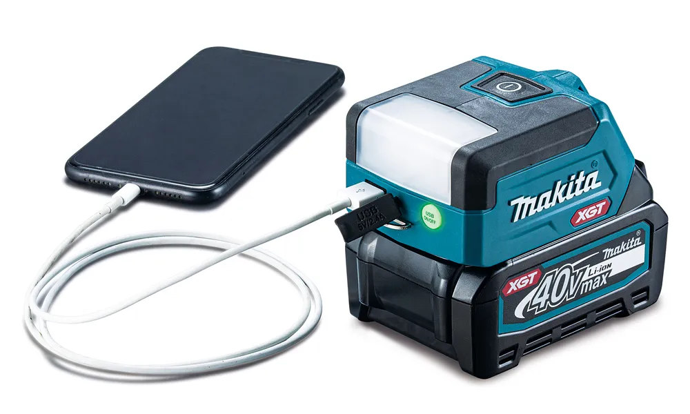 Pildil on Makita akulamp ML011G, mida kasutatakse nutitelefoni laadimiseks.