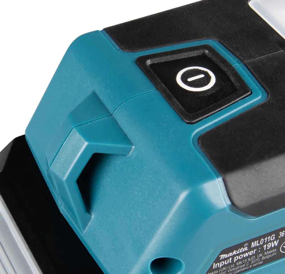 Pildil on näha osa Makita akulambi ML011G toite ja juhtpaneelist, sealhulgas toitenupp.