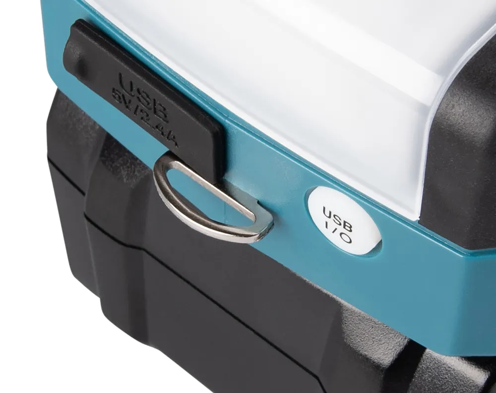 Makita akulambi ML011G toote pildil on näha selle USB-port ja kinnituskonks.