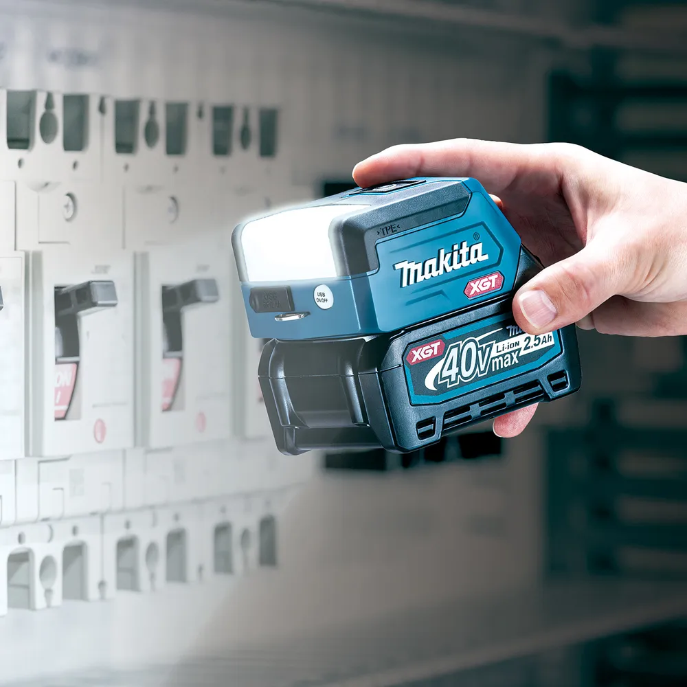 Pildil on käes Makita akulamp ML011G, mille küljes on 40V max aku.