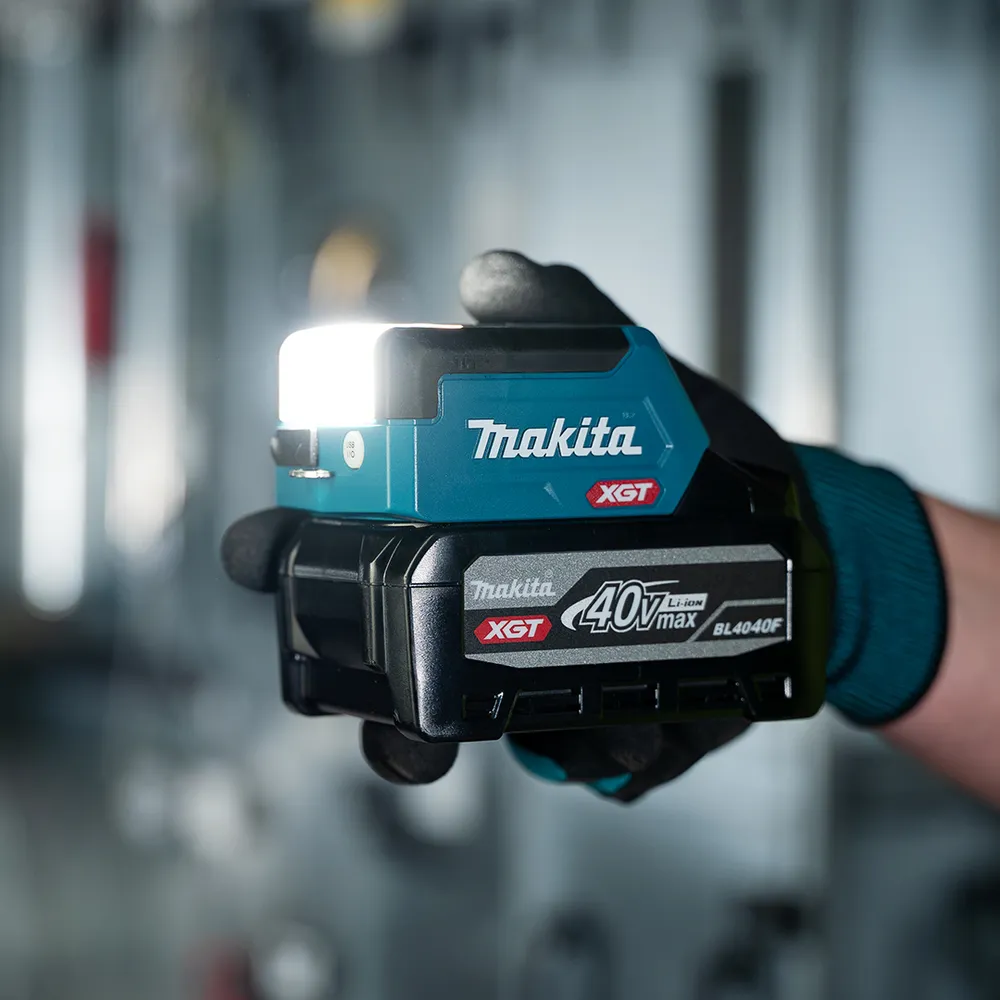 Pildil on näha käes hoitav Makita akulamp ML011G, mille küljes on 40V max XGT aku.