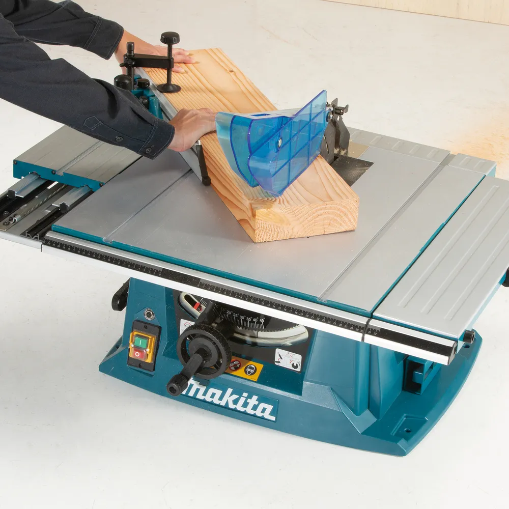 Pildil on Makita saepink MLT100N, millel mees saeb puitu.