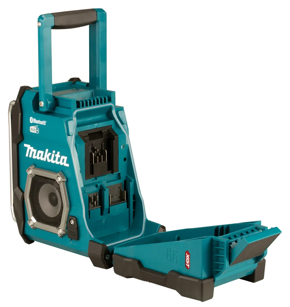 Pildil on Makita tööraadio MR004GZ, millel on Bluetooth ja DAB+ funktsioonid, avatud akuümbris ja laekaga alumine osa.