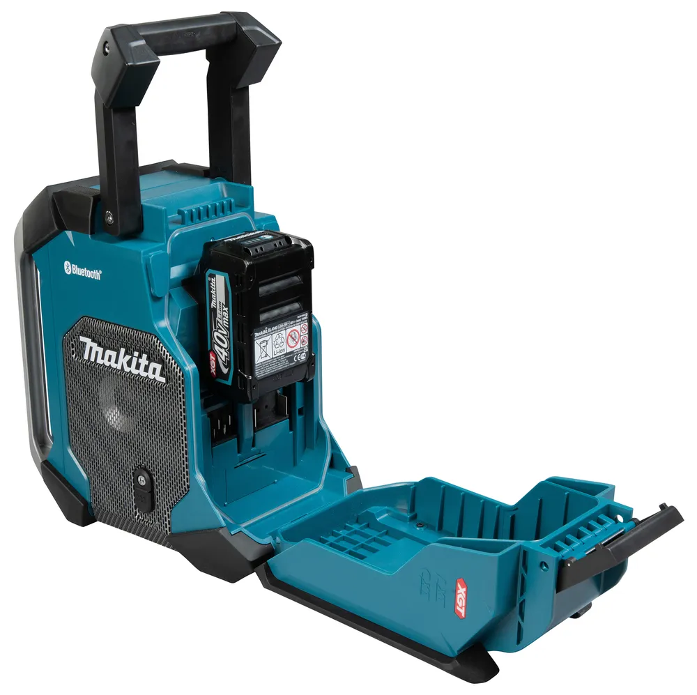 Pildil on näha Makita raadio MR006GZ, millel on peal 40V max XGT aku ning mille hoiukarp on lahti.