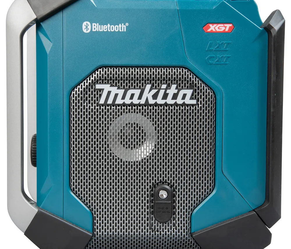 Pildil on Makita raadio MR006GZ, millel on näha Bluetooth logo ja "Makita" kirja kõlarivõre kohal.