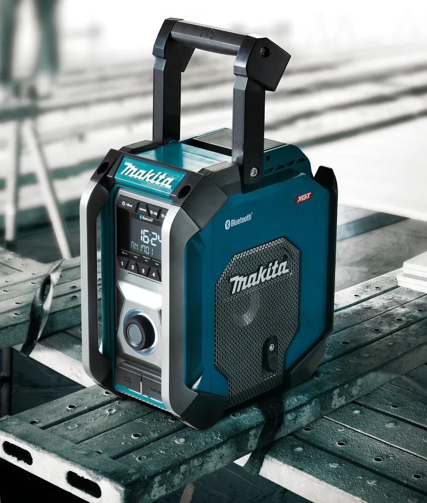 Pildil on Makita MR006GZ raadio, millel on sinine korpus ja käepide.