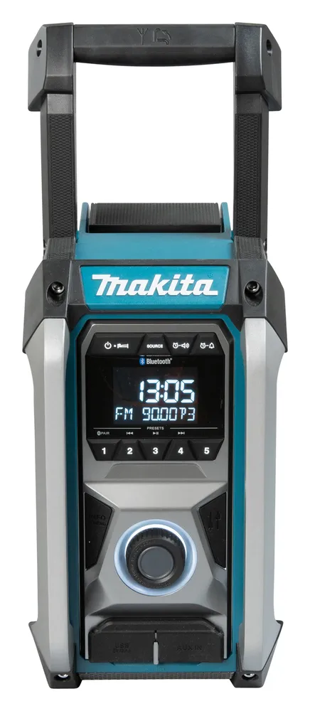 Pildil on Makita raadio MR006GZ, millel on suur ekraan ja nupud raadio juhtimiseks.
