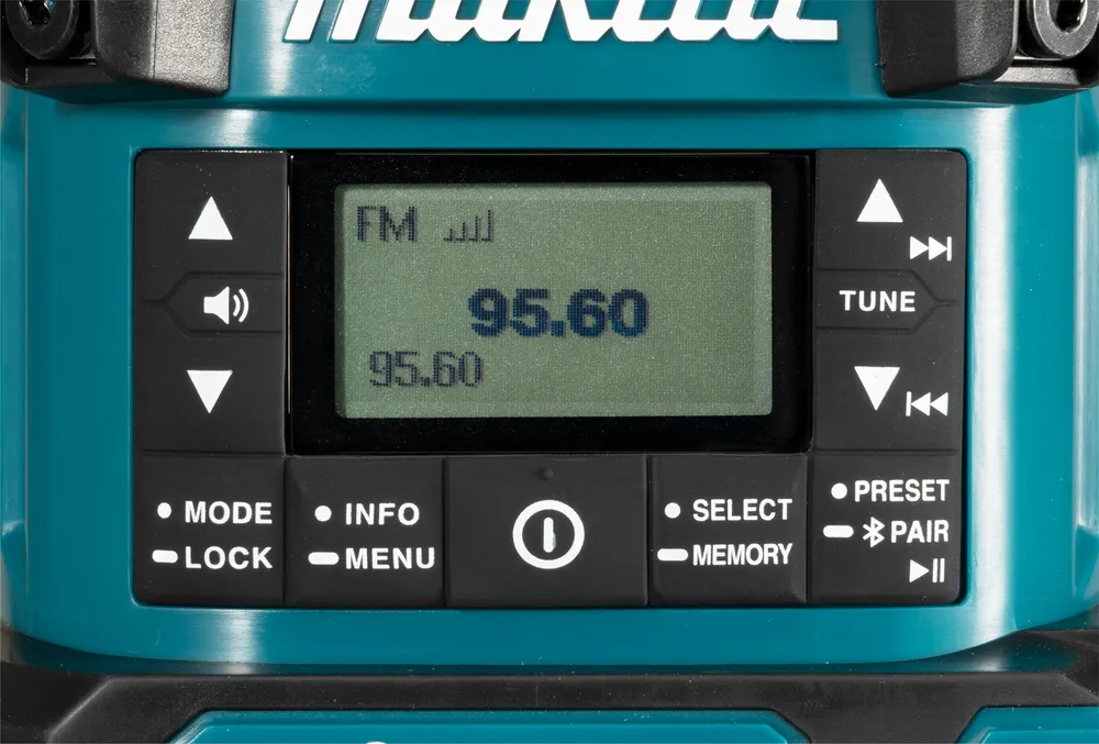 Pildil on Makita akulamp-raadio MR009GZ, mille ekraanil kuvatakse raadiosagedus 95.60.