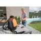 Pildil on naine, kes valmistab ette Powerplus Dualpower akutoitel survepihustit, mis on asetatud lauale.