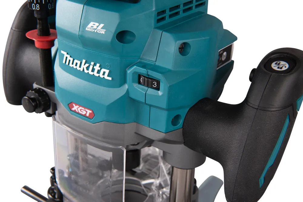Pildil on Makita akufrees RP001GZ02, mille peal on 40V XGT aku.