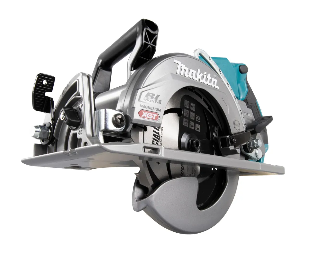 Pildil on Makita akuketassaag RS001GZ, mis on hõbedane ja musta värvi, ning näha on sae ketast, käepidet ja muid komponente.