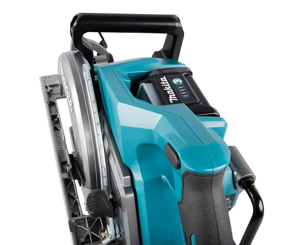 Pildil on detailne vaade Makita akuketassaagist RS001GZ, ilma aku ja laadijata, kus on näha sae korpust, tera ja aku pesa.