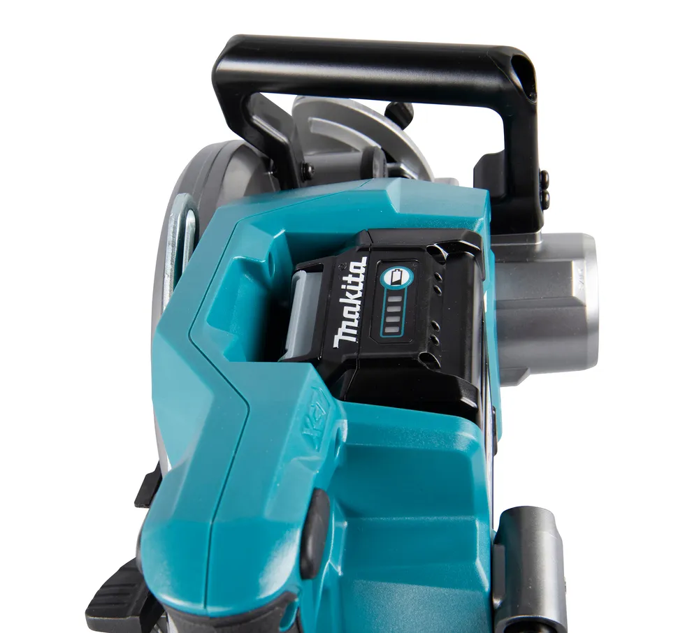 Pildil on detailne vaade Makita akuketassaagist RS001GZ, kus on näha sae korpus koos aku pesaga, ilma akuta.