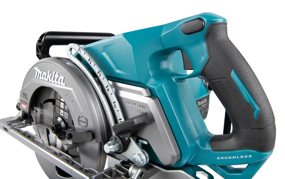Pildil on detailne vaade Makita akuketassaagist RS001GZ, näidates selle disaini ja funktsioone, sealhulgas ketassae...
