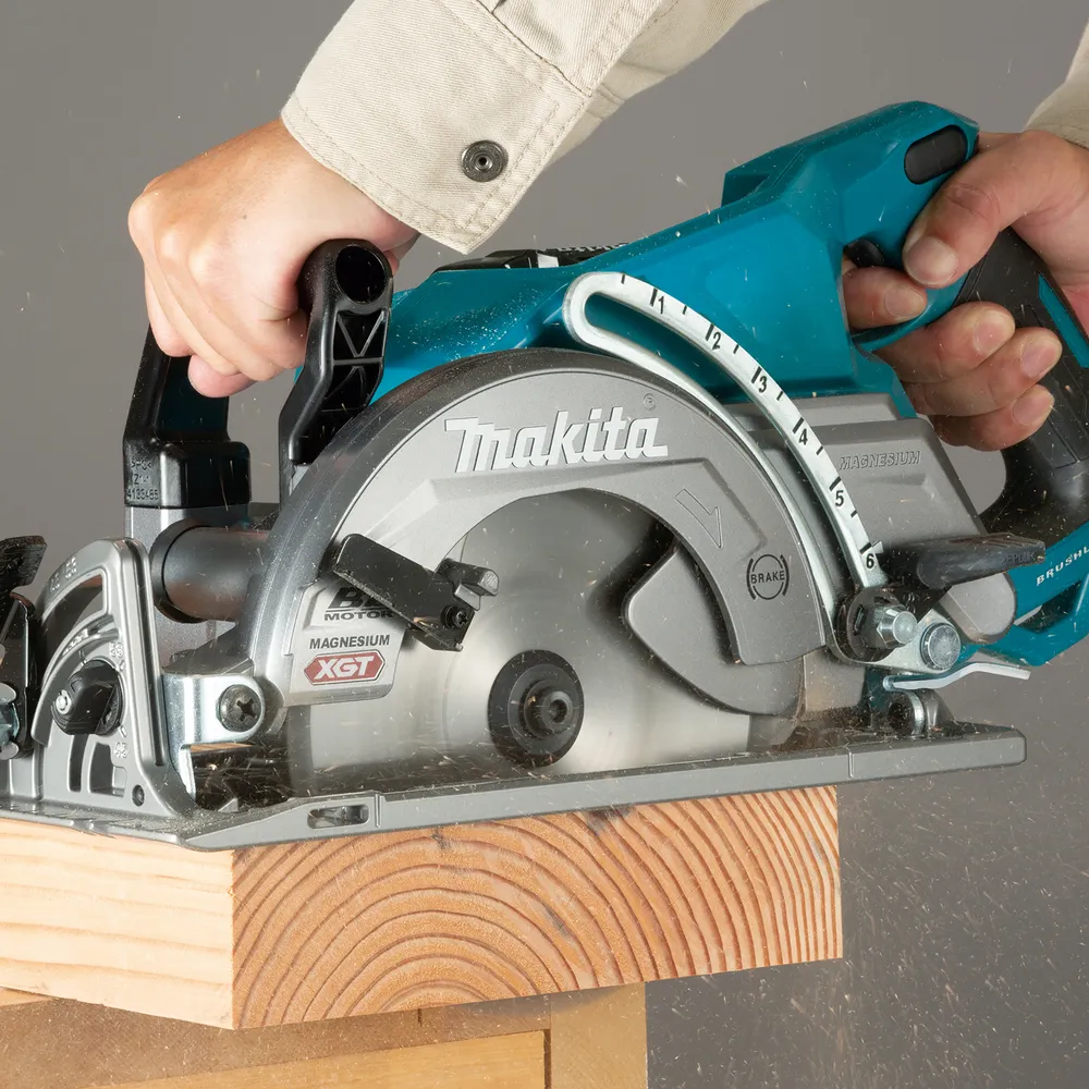 Pildil on näha Makita akuketassaag RS001GZ, millega parasjagu saetakse puidust klotsi.