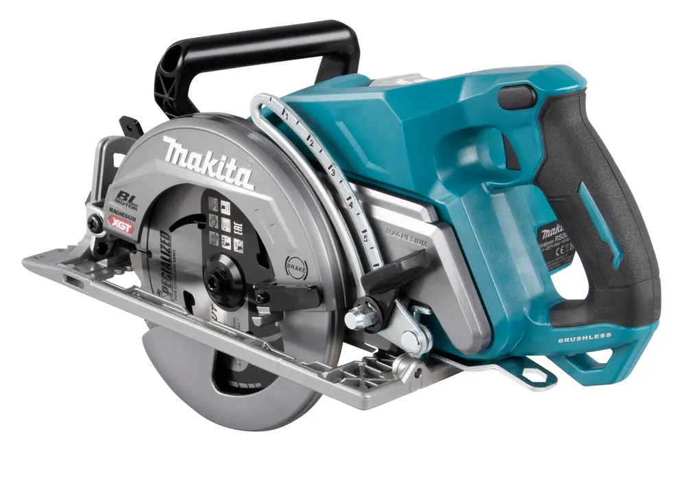 Pildil on Makita akuketassaag RS001GZ, millel on roheline korpus, must käepide ja hõbedane saetera, mis on valge tausta...