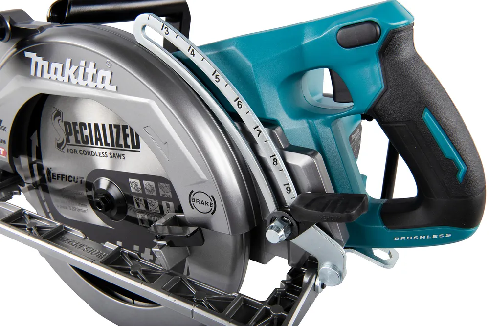Pildil on detailne vaade Makita akuketassaagile RS002GZ, näidates tera, käepidet ja sae muid komponente.