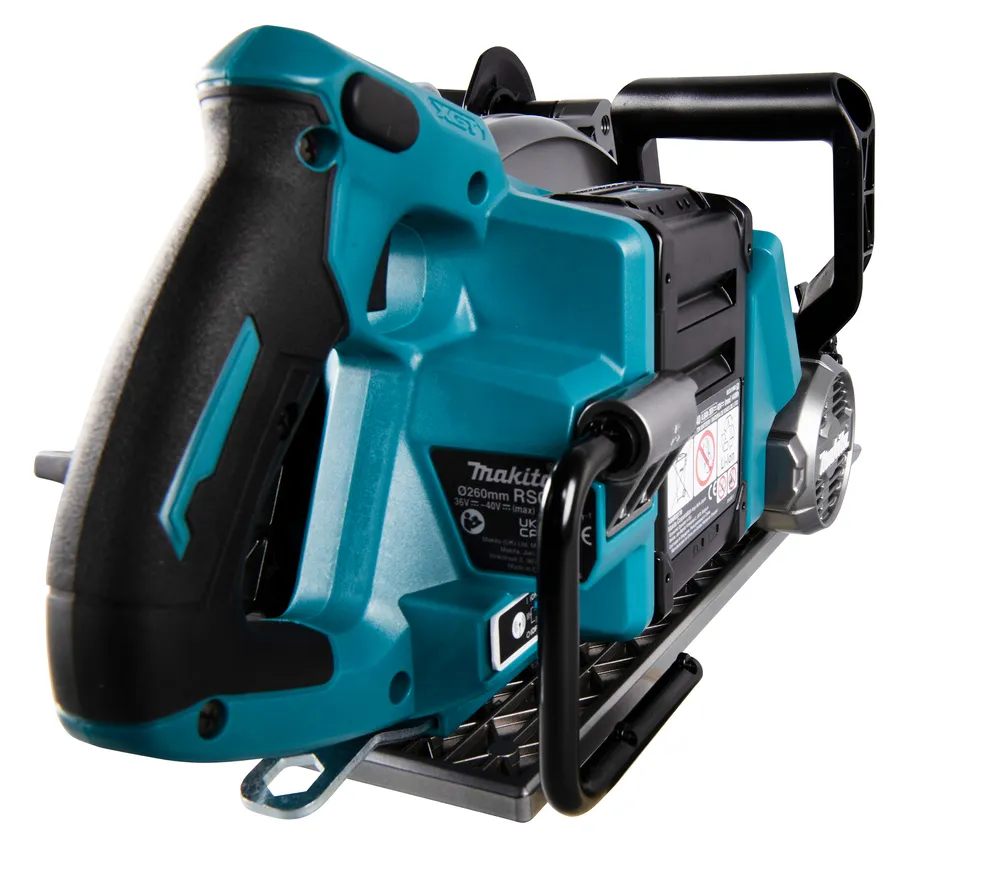 Pildil on Makita akuketassaag RS002GZ, kus on näha sae korpus, käepide ja detailid.