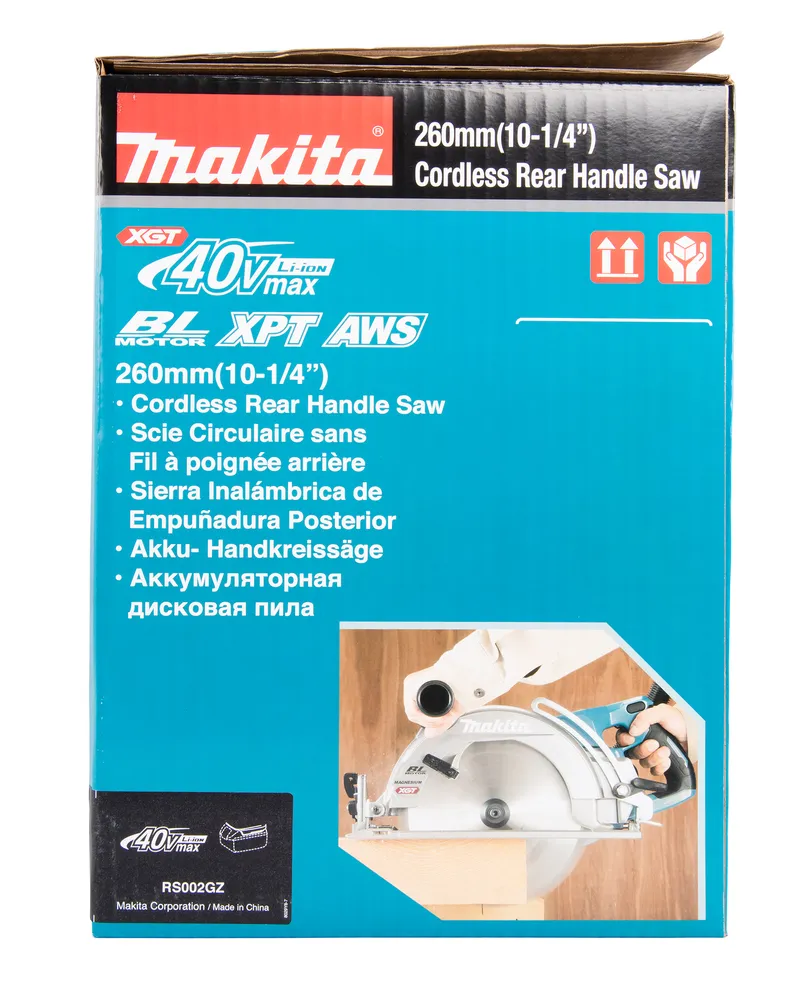 Pildil on Makita akuketassaagi RS002GZ karp koos toote spetsifikatsioonidega ja pildiga saest töös.