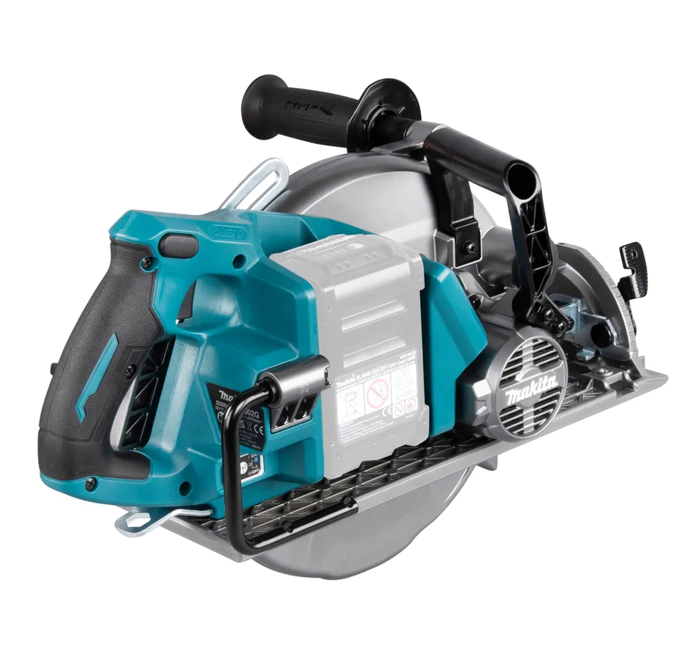 Pildil on Makita akuketassaag RS002GZ, millel on sinine-must korpus, hall saeketas ja lisatugi.