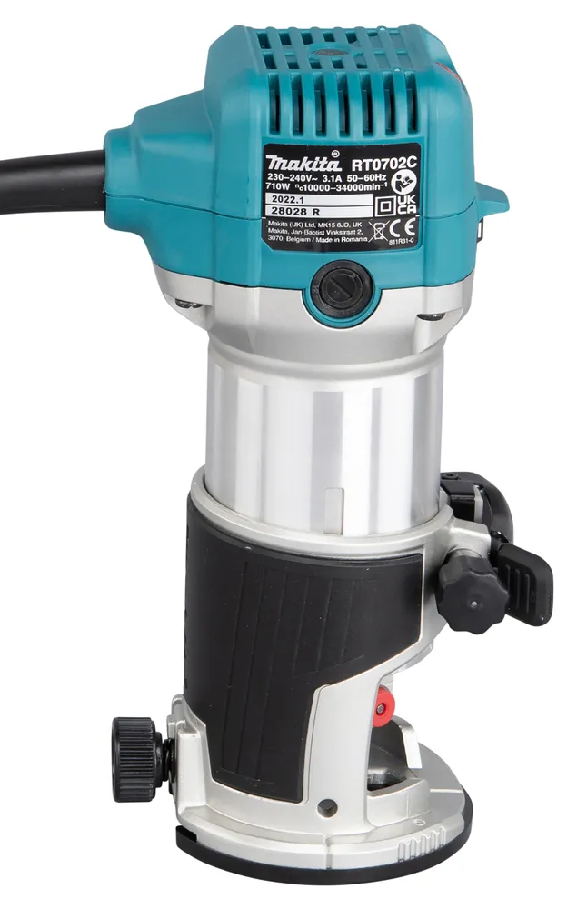 Pildil on Makita ülafrees/servafrees RT0702CX2J, millel on sinine korpus ja hõbedane silinder, koos detailidega, nagu...