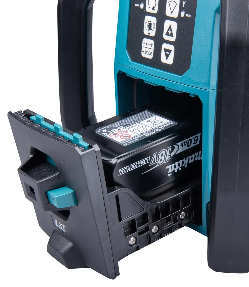 Pildil on näha Makita akupöördlaser SKR001Z, millel on avatud akupesa, näidates 18V 6.0Ah Makita akut.