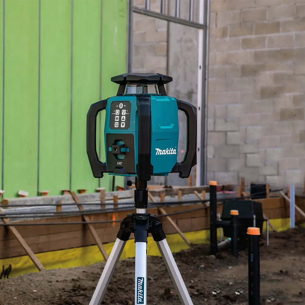 Pildil on Makita akupöördlaser SKR001Z, mis on kinnitatud statiivile ehitusplatsil.