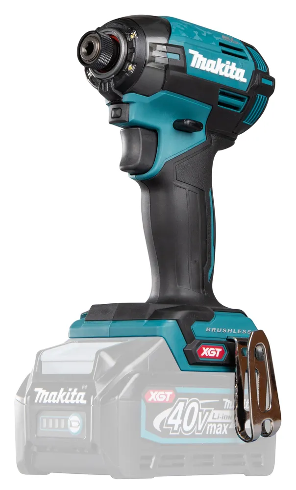 Pildil on Makita akulöökkruvikeeraja TD002GZ01, mis on nähtav koos aku ja kinnitusklambriga.