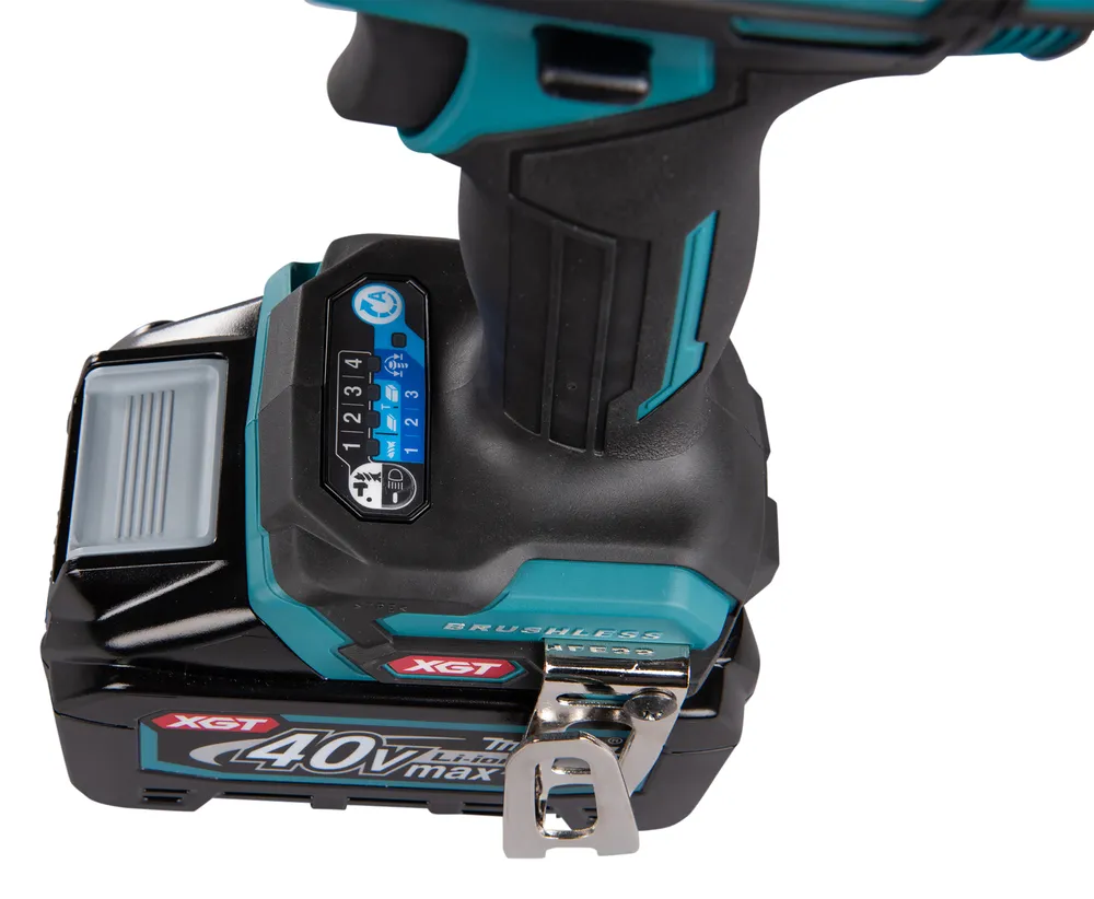 Pildil on detailne vaade Makita akulöökkruvikeeraja TD002GZ01 küljele, kus on näha aku kinnitusaasa, juhtnuppe ja 40V...