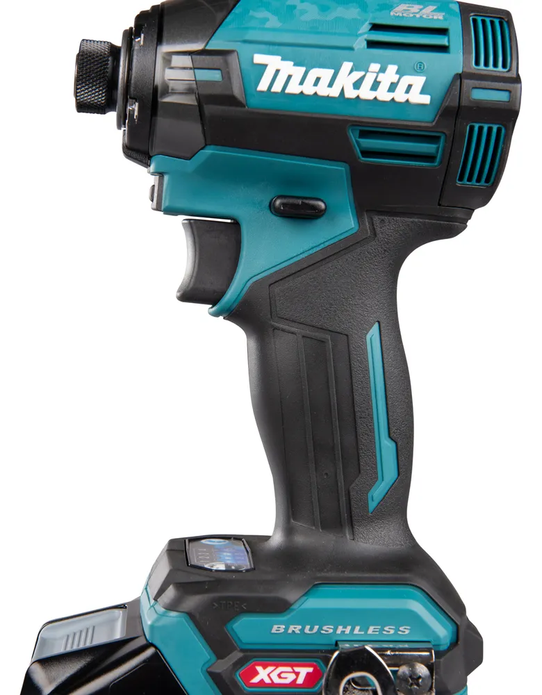 Pildil on detailne vaade Makita akulöökkruvikeerajast TD002GZ01, näidates selle disaini ja brändi logo.