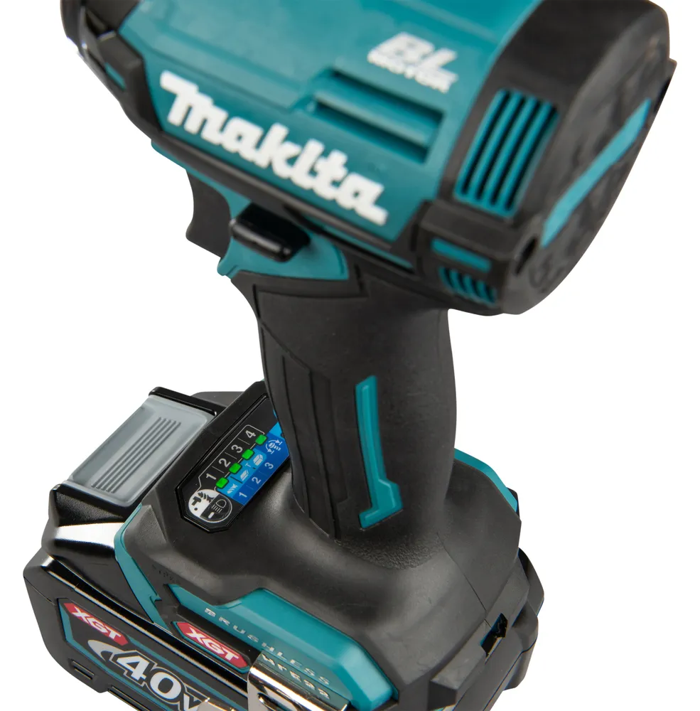 Pildil on detailne vaade Makita akulöökkruvikeerajast TD002GZ01, näidates selle disaini, aku laetuse indikaatorit ja muid...