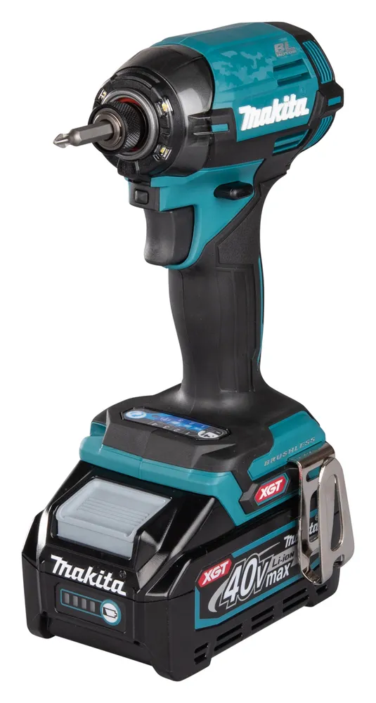 Pildil on Makita akulöökkruvikeeraja TD002GZ01, mis on värvitud musta ja türkiissinisega ning millel on näha tööriista...