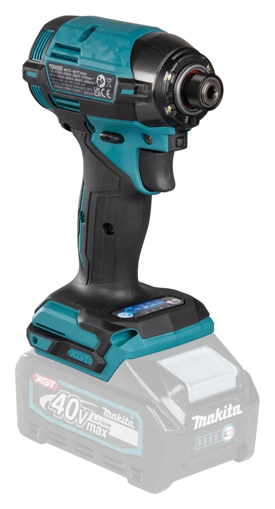 Pildil on Makita akulöökkruvikeeraja TD002GZ01, mis on nähtaval koos aku ja laadijaga.
