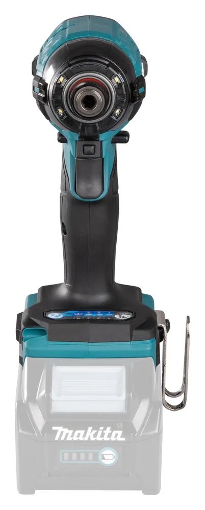 Pildil on Makita akulöökkruvikeeraja TD002GZ01, mis on nähtav peaaegu eestvaates, koos aku ja vööklambriga.