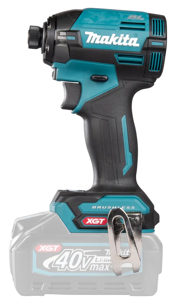 Pildil on Makita akulöökkruvikeeraja TD002GZ01, mis on koos aku ja külge kinnitatud klambriga.
