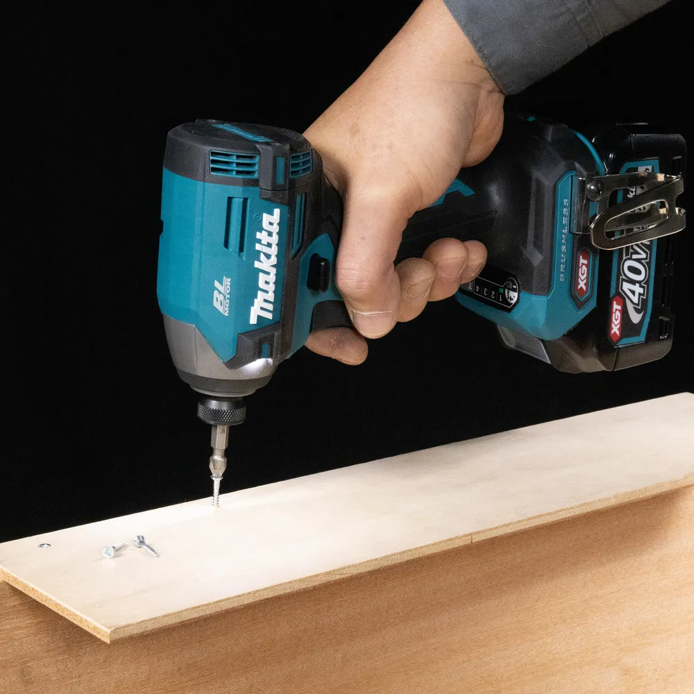 Pildil on Makita akulöökkruvikeeraja TD003GZ, mis keerab kruvi puidutüki sisse.