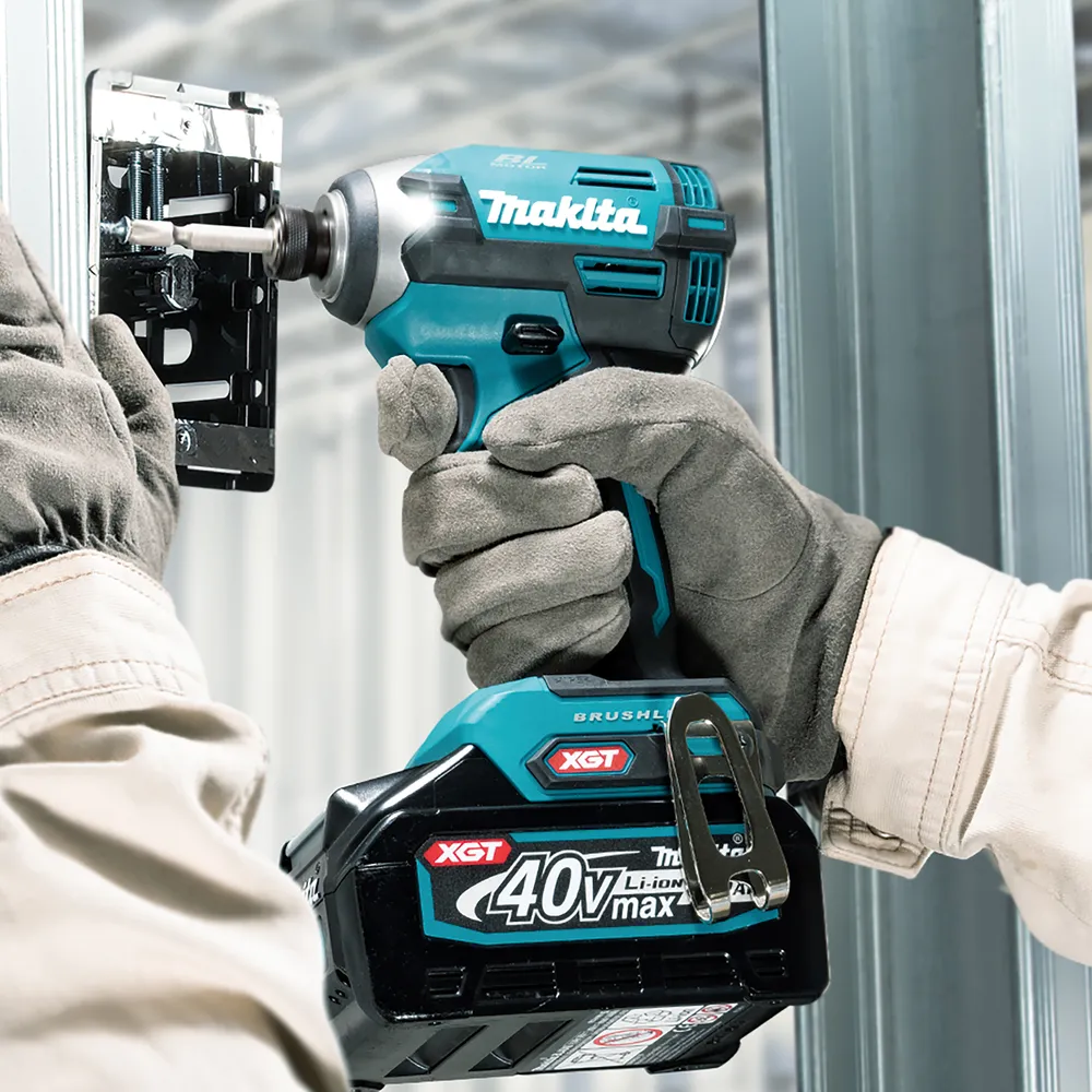 Pildil on näha Makita akulöökkruvikeeraja TD003GZ, mida kasutatakse kinnitusdetaili kruvimiseks metallkonstruktsiooni...