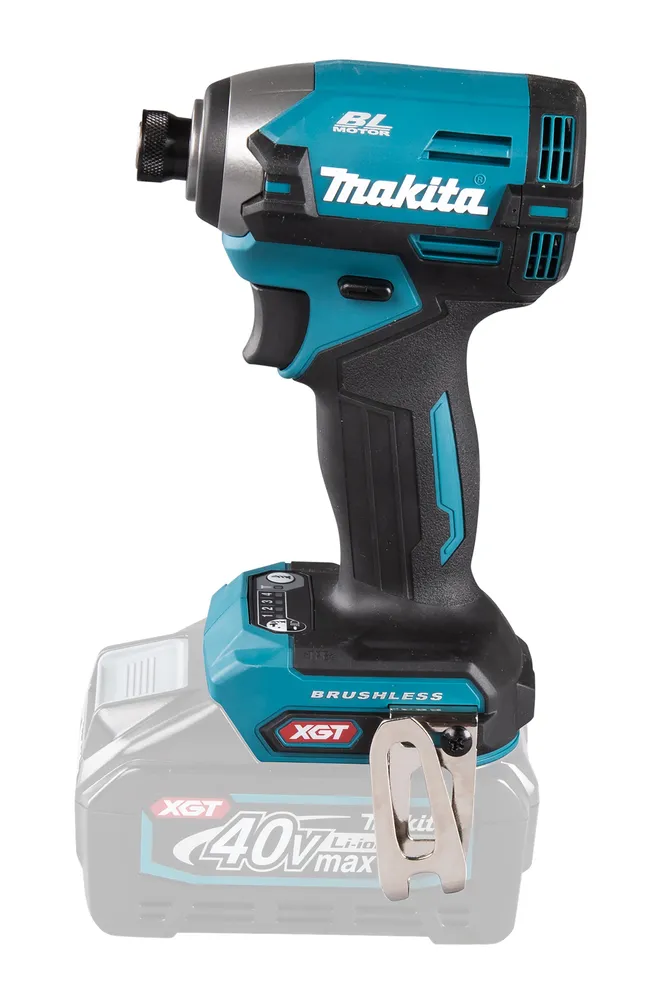 Pildil on Makita akulöökkruvikeeraja TD003GZ koos akuga, mille küljes on vööklamber.