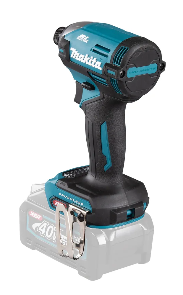 Pildil on Makita akulöökkruvikeeraja, mis on kinnitatud aku külge ja millel on külge kinnitatud vööklamber.
