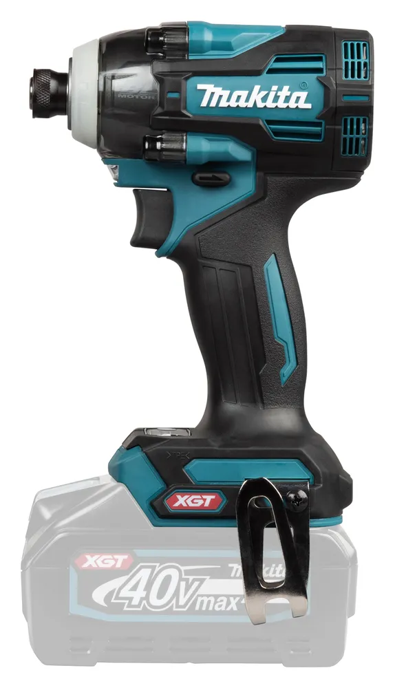 Pildil on Makita akulöökkruvikeeraja TD004GZ XGT koos akuga, mille küljes on vööklamber.