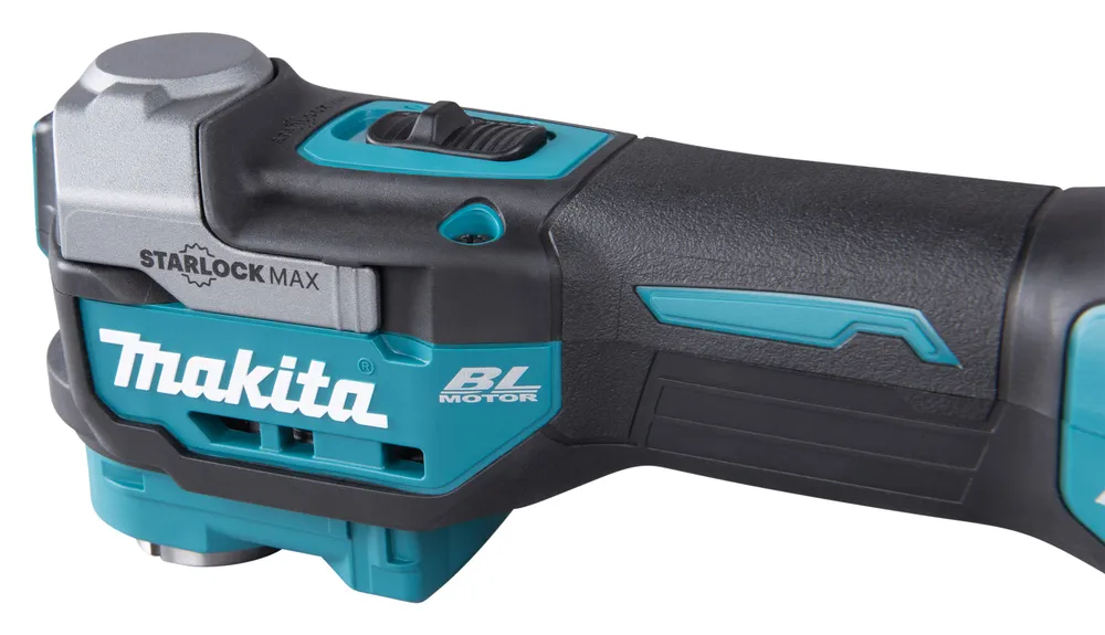 Pildil on näha osa Makita akuuniversaaltööriistast TM001GZ, millel on selgelt eristuv "STARLOCK MAX" märk ja "Makita" logo.
