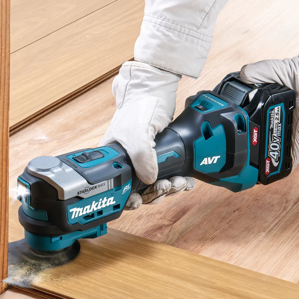 Pildil on Makita akutoitel töötava universaaltööriista karp, millel on kirjas "Cordless Multi Tool" ja näha on tööriista...