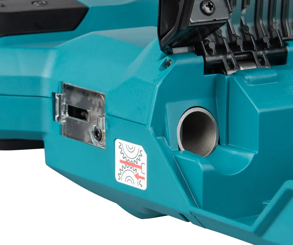 Pildil on näha Makita akuarmatuurisiduja TR001GZ detail, millel on silmatorkav aku sisestus ja metallist klambrid.