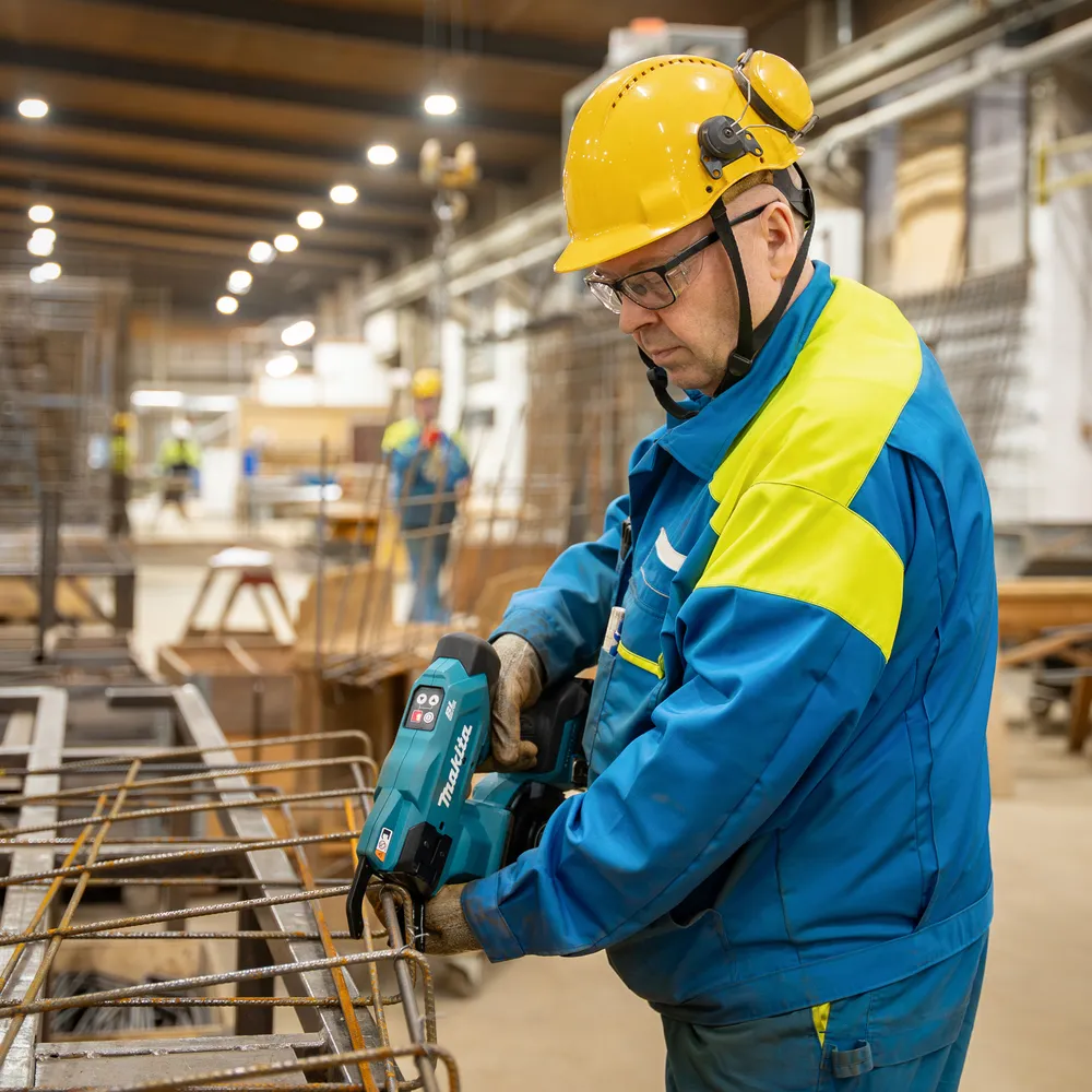 Pildil on kujutatud Makita akuarmatuurisiduja TR001GZ, XGT, mida kasutatakse armatuurvarraste sidumiseks ehitusplatsil.