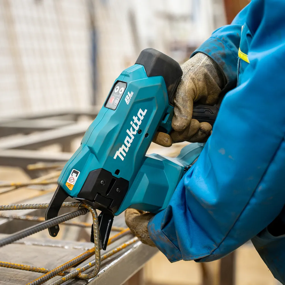 Pildil on näha Makita akuarmatuurisiduja TR001GZ, XGT, mis on asetatud metallpinnale.