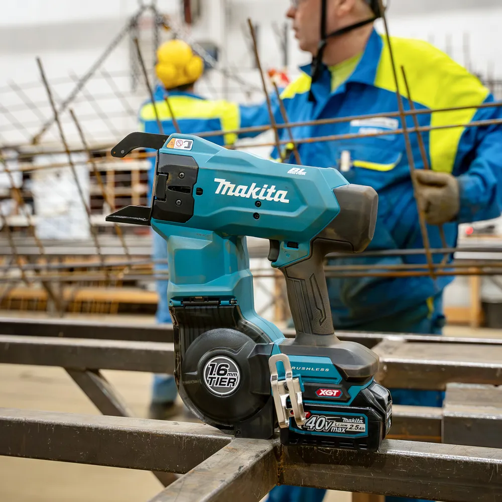 Pildil on Makita akuarmatuurisiduja TR001GZ, XGT, mida kasutab tööline ehitusplatsil.