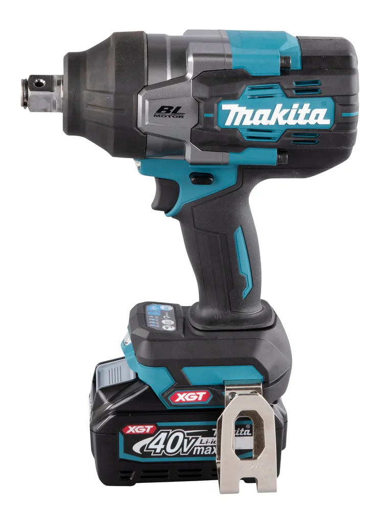 Pildil on näha Makita akulöökmutrikeeraja TW001GM201 koos akuga.