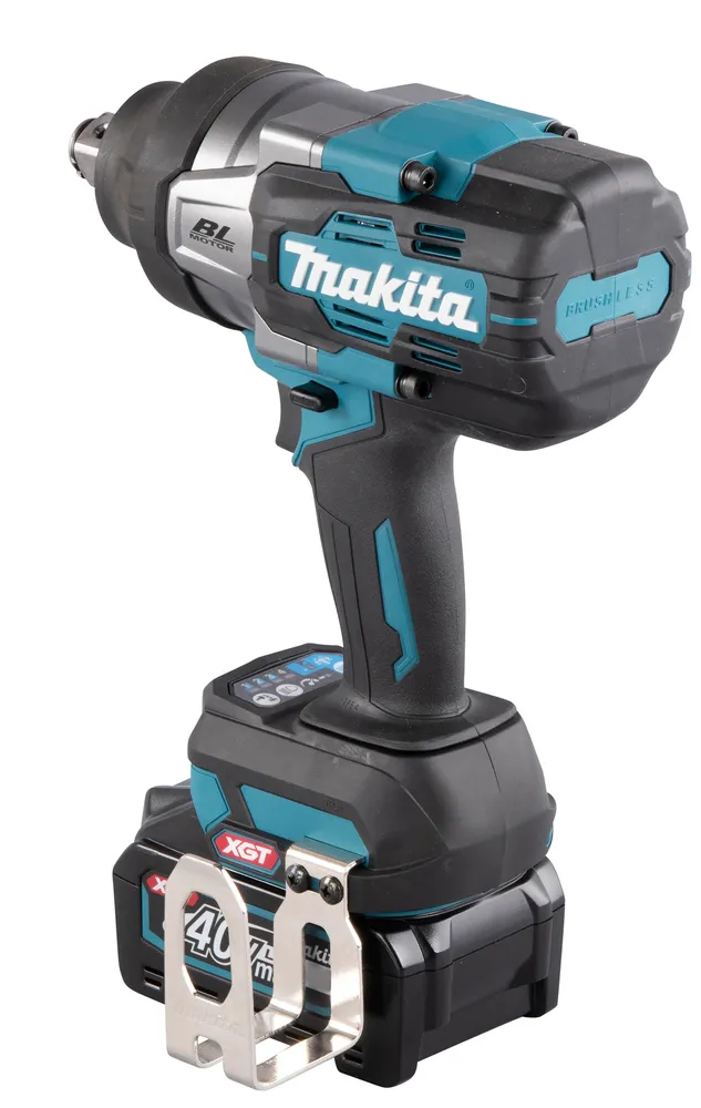 Pildil on Makita akulöökmutrikeeraja TW001GM201 koos akuga.