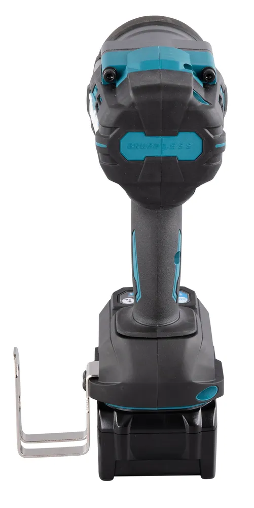 Pildil on Makita akulöökmutrikeeraja TW001GM201 koos aku ja riputusklambriga.